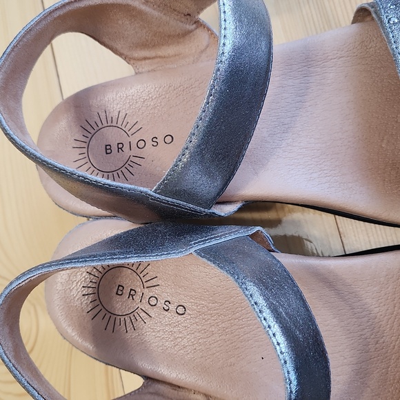 Brioso Sandals Huntley Three Metallic Covered Wedge in Pewter Size 9.5 - Picture 7 of 17